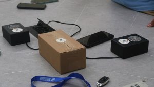 KrinKen dalam box kemasan, tombol transmitter dengan gantungannya dan receiver. (foto : heri purwata)