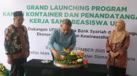 Rektor UII memotong tumpeng sebagai tanda Grand Launching Program Kantin Kontainer di Timur Lapangan Tenis Kampus Terpadu UII, Senin (15/9/2025). (foto : heri purwata)