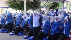 Mahasiswi baru UII mengenakan jas almamater. (foto : heri purwata) 