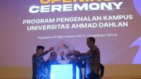 Peletakan mock-up cube sebagai tanda Opening Program Pengenalan Kampus (P2K) 2025 UAD di Amphitarium Kampus 4 UAD Lantai 9, Selasa (16/9/2025). (foto : heri purwata)