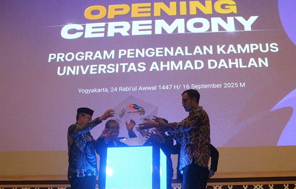 Peletakan mock-up cube sebagai tanda Opening Program Pengenalan Kampus (P2K) 2025 UAD di Amphitarium Kampus 4 UAD Lantai 9, Selasa (16/9/2025). (foto : heri purwata)