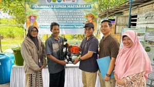Tim PKM Dosen UPR menyerahkan peralatan pertanian kepada Kelompok Tani Sido Dadi. (foto : istimewa)