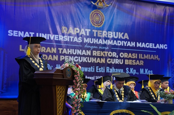 Prof Heni Setyowati Esti Rahayu saat menyampaikan Pidato Pengukuhan di Auditorium Kampus 1 UNIMMA, Magelang, Jawa Tengah, Sabtu (30/8/2025). (foto : istimewa)