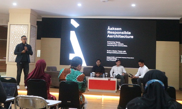 Yanuar Pratama Firdaus saat menyampaikan Keynote Speech pada SAKAPARI Seri 16 di Auditorium Lantai 3 Gedung Moh Natsir FTSP UII, Sabtu (13/9/2025). (foto : heri purwata)