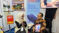 Prof Sarwidi (kanan) saat berbincang-bincang dengan Dwi Handayani di Pameran Internasional ADEXCO 2025 di Jakarta International Expo, Kemayoran, Jakarta. (foto : istimewa)