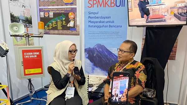 Prof Sarwidi (kanan) saat berbincang-bincang dengan Dwi Handayani di Pameran Internasional ADEXCO 2025 di Jakarta International Expo, Kemayoran, Jakarta. (foto : istimewa)