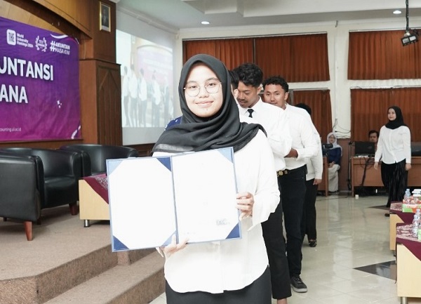 Mahasiswi memperlihatkan Sertifikat Pencegahan dan Pendeteksian Fraud. (foto : istimewa)