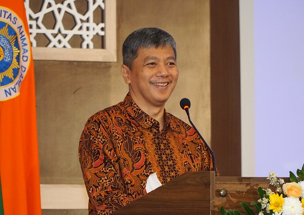 Kepala LLDikti Wilayah V DIY, Prof Setyabudi Indartono saat menyampaikan sambutan pada pengukuhkan empat Guru Besar di Kampus 4 Yogyakarta, Sabtu (30/8/2025). (foto : Humas UAD)