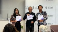 Sylvia Febiandita (paling kiri) saat menerima penghargaan di Monash University. (foto : istimewa)