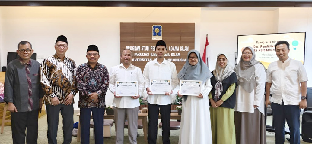 Ketiga narasumber diseminasi PAI UII menerima plakat apresiasi (foto: PAI UII)