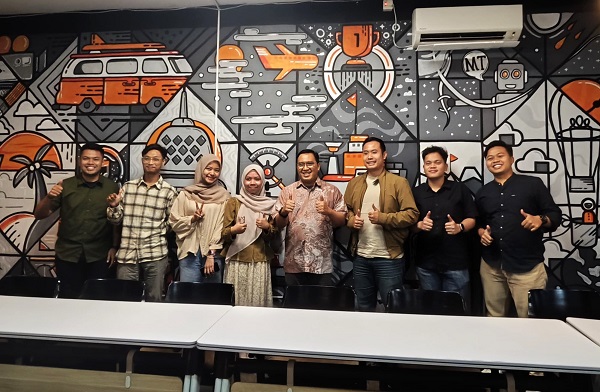 Winda Nur Cahyo di apit alumni saat pelepasan lulusan Prodi MTI FTI UII, Jumat (24/10/2025). (foto : jerry irgo/Humas FTI UII)