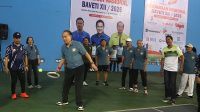 Theo L Sambuaga memukul bola berhadiah sebagai tanda dimulai Kejurnas BAVETI XII di lapangan tenis UNY, Kamis (2/10/2025). (foto : heri purwata)