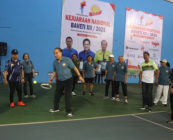 Theo L Sambuaga memukul bola berhadiah sebagai tanda dimulai Kejurnas BAVETI XII di lapangan tenis UNY, Kamis (2/10/2025). (foto : heri purwata)