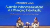 Wakil Duta Besar Australia untuk Indonesia, Gita Kamath saat memberikan kuliah kepada mahasiswa UII. (foto : heri purwata)