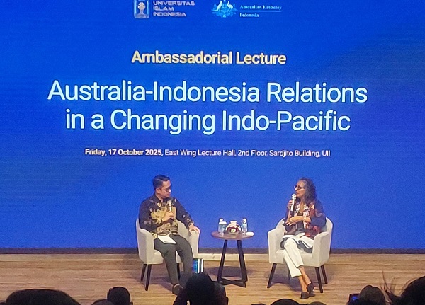 Wakil Duta Besar Australia untuk Indonesia, Gita Kamath saat memberikan kuliah kepada mahasiswa UII. (foto : heri purwata)