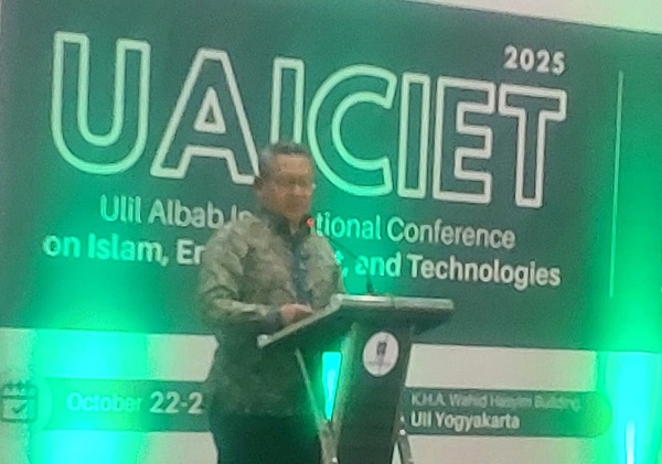 Fathul Wahid saat menyampaikan Opening Speech pada UAICIET 2025 di Auditorium Gedung KH Wahid Hasyim FIAI, Kampus Terpadu UII, Rabu (22/10/2025). (foto : heri purwata)