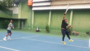 Hari Purnama melancarkan pukulan overhead keras. (foto : heri purwata)