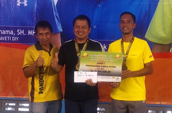 Hari Purnama/Christian Adhinata saat menerima hadiah medali dan uang pembinaan. (foto : heri purwata)