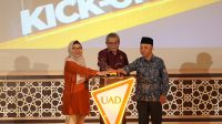 Rektor UAD, Sekretaris Badan Pembina Harian (BPH), Ir Azman Latief; dan Wahyu Widyaningsih memencet tombol sirine sebagai tanda 'Kick Off PMB UAD 2026.' (foto : istimewa)