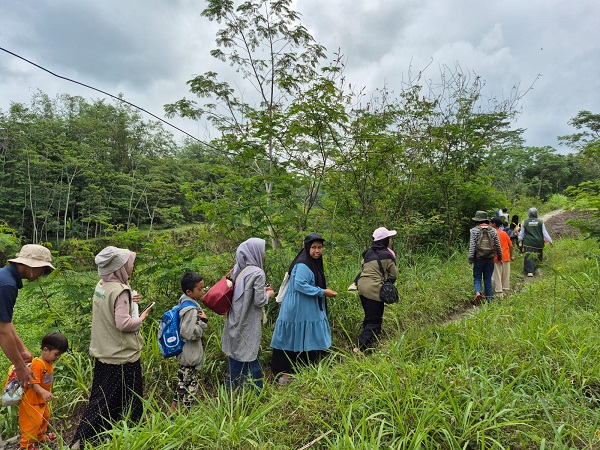 Anak-anak berjalan menelesuri jalan setapak di Lereng Merapi. (foto : istimewa)