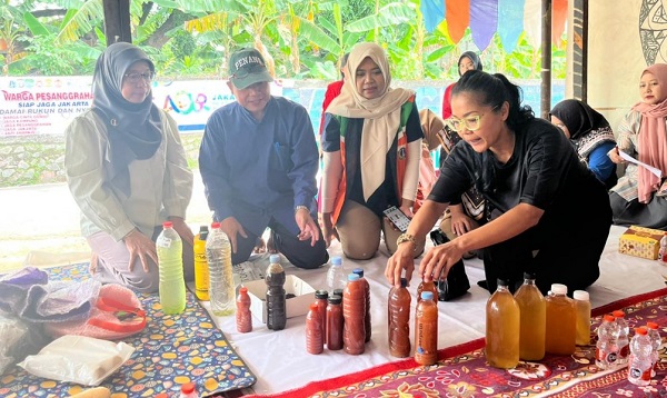Pupuk Organik Cair (POC) hasil pelatihan Tim PkM UMB Jakarta. (foto : istimewa)
