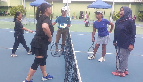 Pertandingan nomor perorangan putri yang dipimpin wasit Bambang Ardi di lapangan outdoor UNY, Jumat (3/10/2025). (foto : heri purwata)