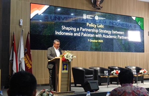 Rektor UII saat menyampaikan sambutan pembukaan Policy Lab di Ruang Auditorium Lantai 4 Gedung Fakultas Hukum, Kampus Terpadu UII, Selasa (7/10/2025). (foto : istimewa)