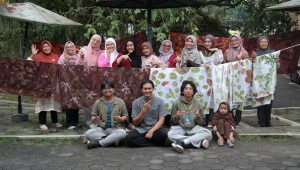 Sesi praktik workshop batik dan ecoprint. (foto : istimewa) 
