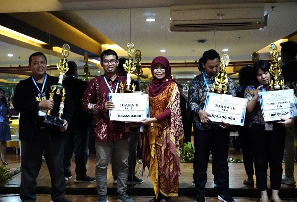 Teguh Prasetyo Utomo saat menerima tropi dan uang hadiah sebagai Juara 2 IALA 2025. (foto : istimewa)