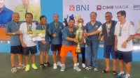 Tim Putra PP BAVETI dengan Piala Menpora sebagai juara I Kejurnas BAVETI XII 2025 di Yogyakarta, Ahad (5/10/205). (foto : heri purwata)