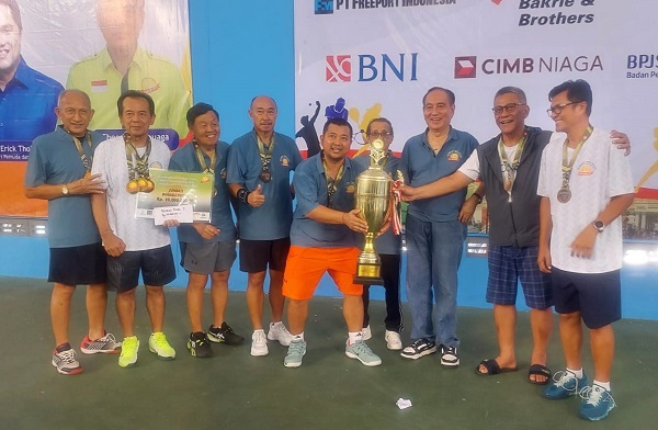 Tim Putra PP BAVETI dengan Piala Menpora sebagai juara I Kejurnas BAVETI XII 2025 di Yogyakarta, Ahad (5/10/205). (foto : heri purwata)