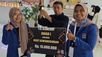Tim UII memperlihatkan plakat Juara I pada The 11th UTU Award 2025. (foto : istimewa)