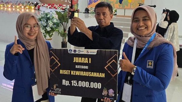 Tim UII memperlihatkan plakat Juara I pada The 11th UTU Award 2025. (foto : istimewa)