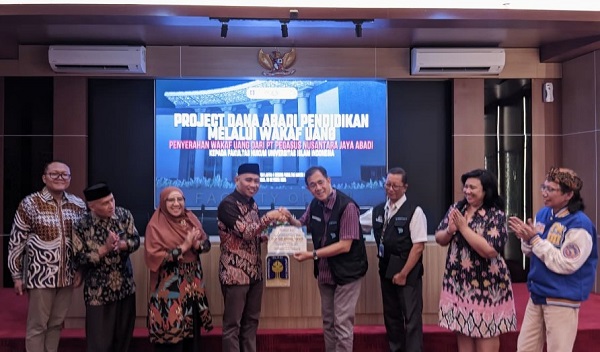 Penyerahan wakaf uang dari PT Pegasus Nusantara Jaya Abadi kepada Fakultas Hukum UII. (foto : istimewa)