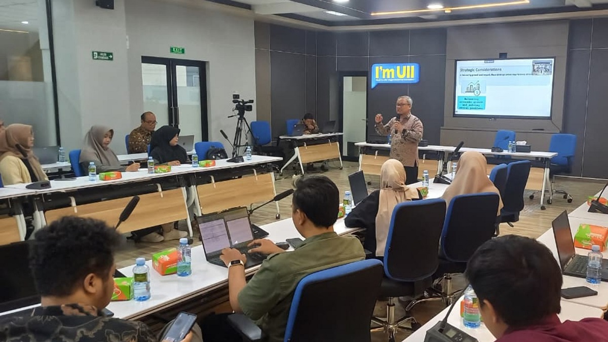 Prof Adiwijaya saat menyampaikan Kuliah Umum di Prodi Magister Informatika, FTI UII. (foto : istimewa)