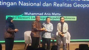 Rekor UII, Fathul Wahid menyerahkan kenang-kenangan kepada Anis Matta. (foto : heri purwata) 