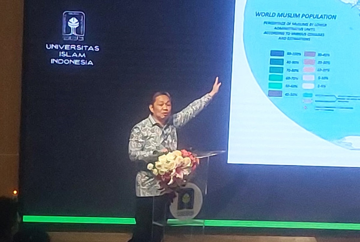 Anis Matta saat menyampaikan Kuliah Umum di Gedung Kuliah Umum Prof Sardjito Kampus Terpadu Universitas Islam Indonesia (UII), Jumat (21/11/2025). (foto : heri purwata)