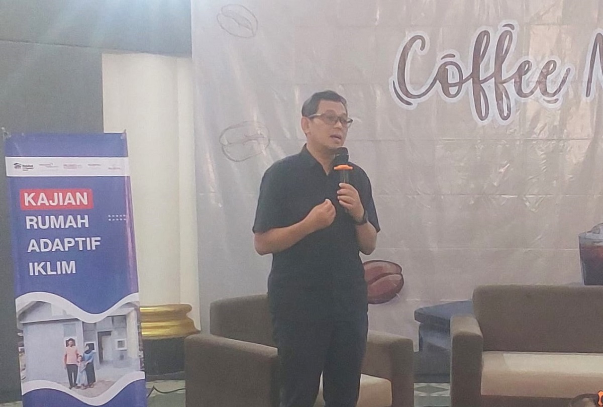 Ilya Fadjar Maharika, Dekan FTSP UII saat menyampaikan sambutan di Coffee Morning Lecture #9. (foto : heri purwata)