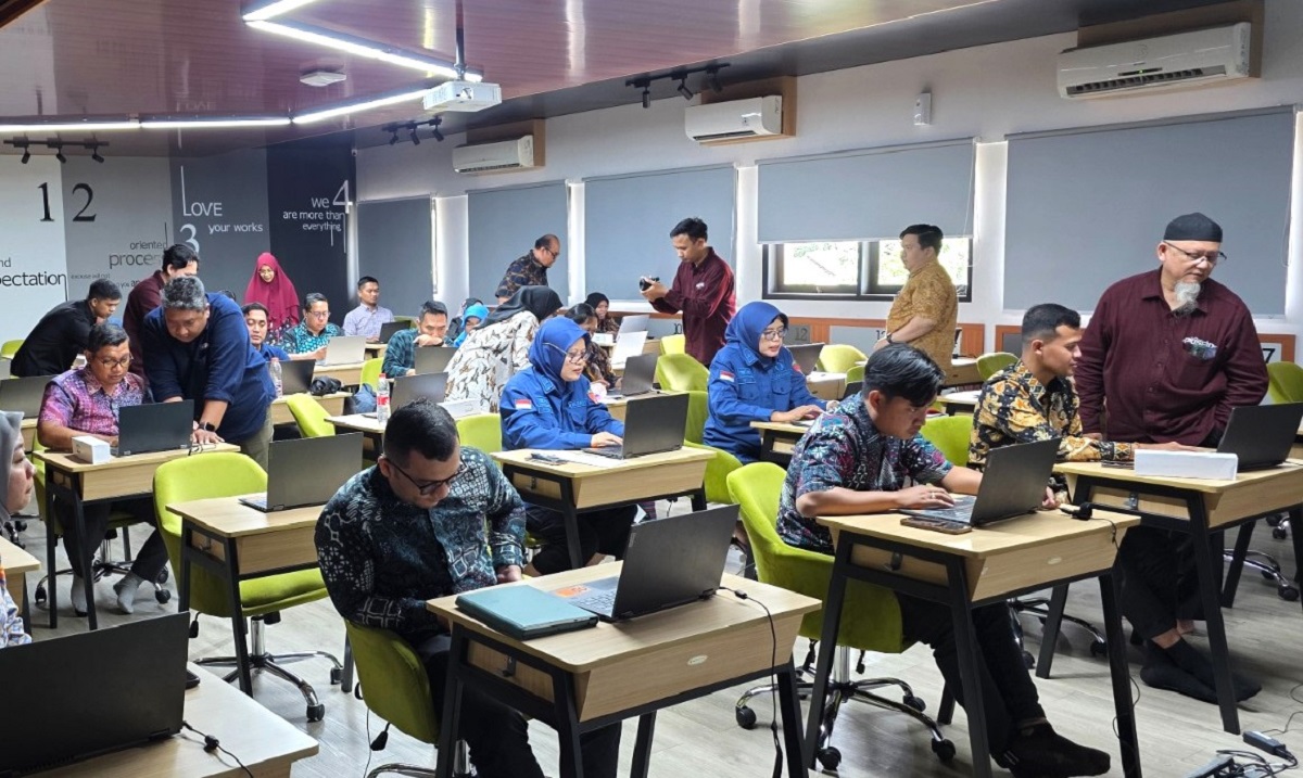 Suasana Mini Workshop di Laboratorium Informatika Fakultas Teknologi Industri UII, Kamis (13/11/2025). (foto : istimewa)