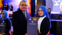 Rektor UAD menyerahkan ijazah kepada lulusan PPG di Jogja Expo Center (JEC), Ahad (2/11/2025). (foto : istimewa)