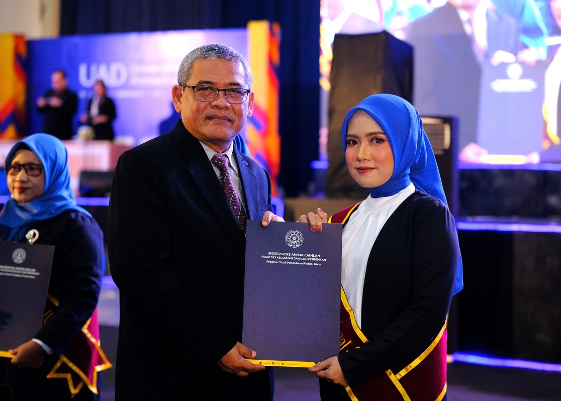 Rektor UAD menyerahkan ijazah kepada lulusan PPG di Jogja Expo Center (JEC), Ahad (2/11/2025). (foto : istimewa)