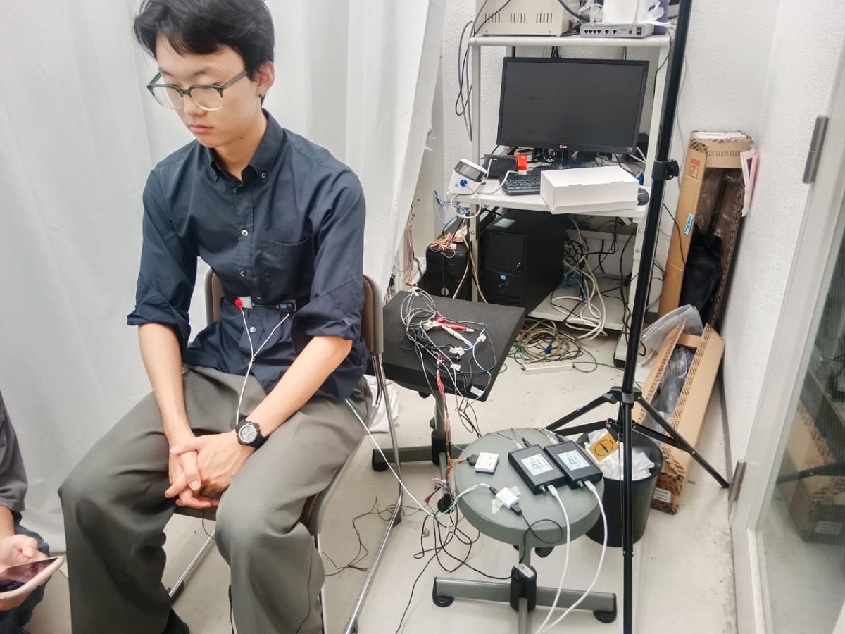 Mahasiswa sedang menjalani riset menggunakan Sensor Vital Sign di Igasaki Laboratorium Kumamoto University, Jepang. (foto : istimewa)