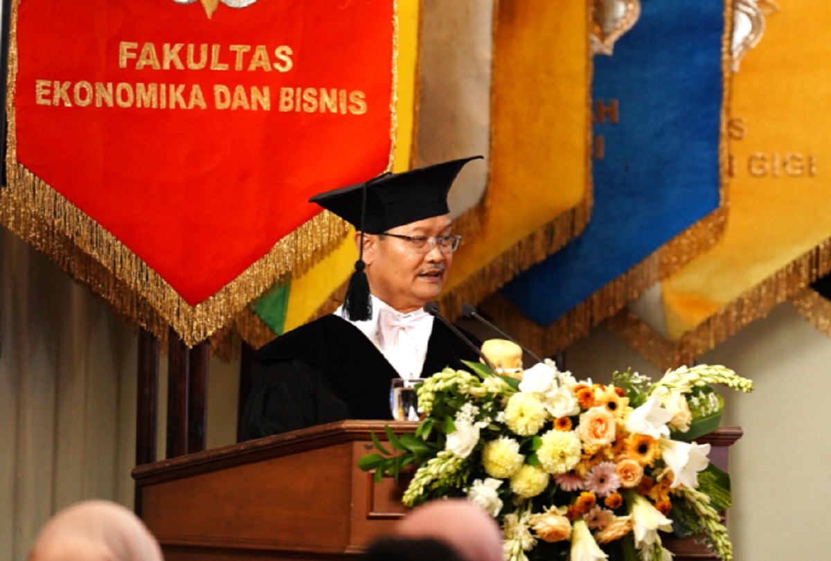 Prof Gugup Kismono saat menyampaikan pidato pengukuhan Guru Besar di Balai Senat UGM Yogyakarta, Kamis (13/11/2025). (foto : istimewa)