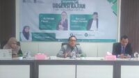 Ramdani Wahyu Sururie (tengah), Achmad Fausi dan Dr Maulidia Mulyani, Dosen Hukum Keluarga UII sebagai moderator. (foto : heri purwata)