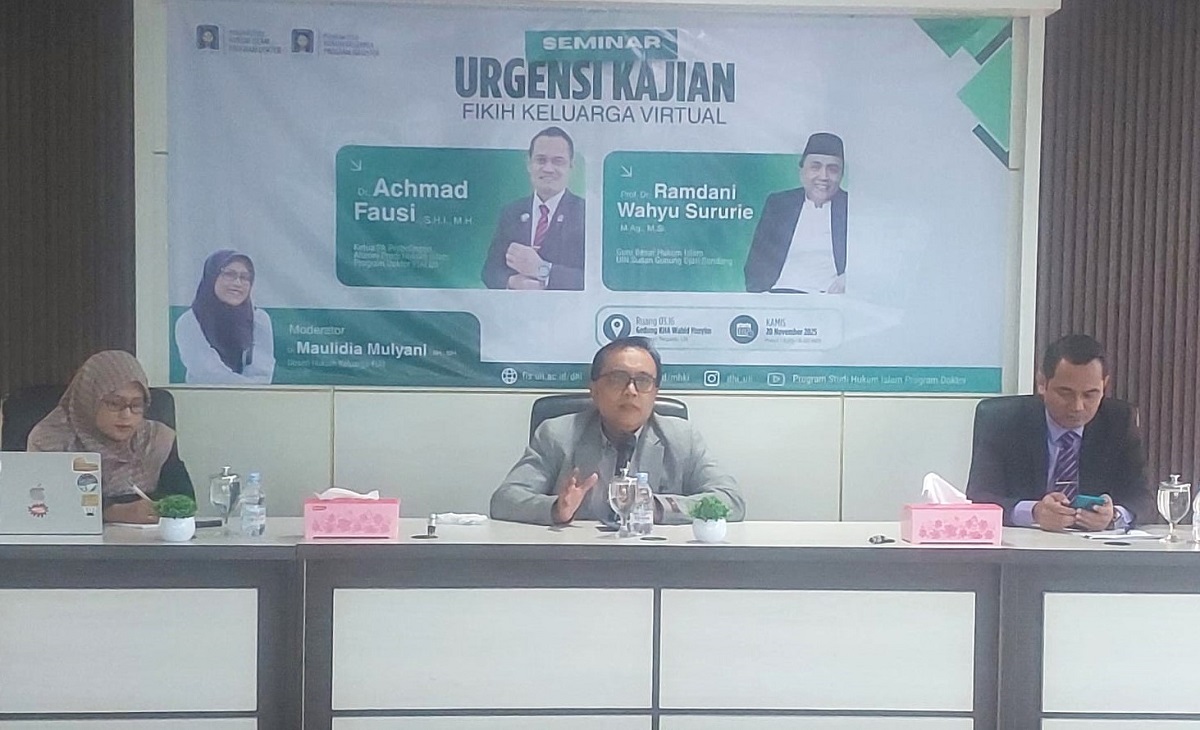 Ramdani Wahyu Sururie (tengah), Achmad Fausi dan Dr Maulidia Mulyani, Dosen Hukum Keluarga UII sebagai moderator. (foto : heri purwata)
