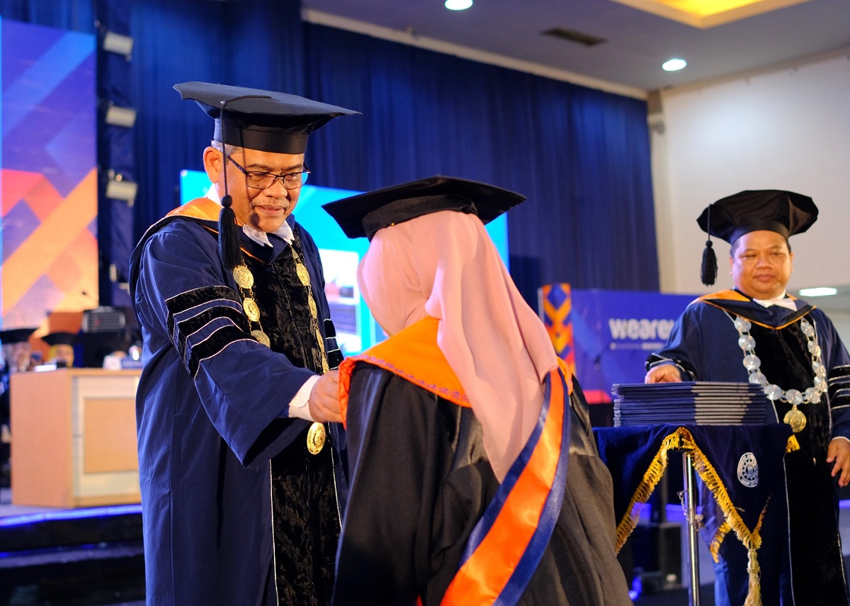 Rektor UAD mewisuda lulusan terbaik Periode I Tahun Akademik 2025/2026 di Jogja Expo Center (JEC), Sabtu 1/11/2025). (foto : istimewa)