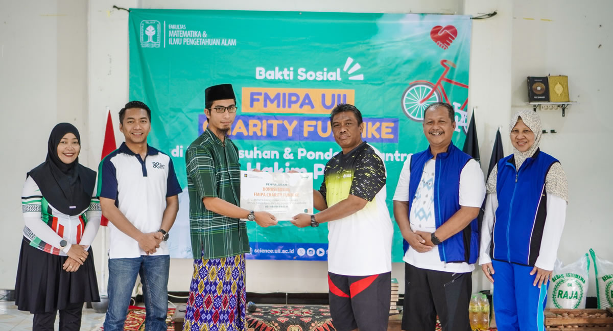 Dekan FMIPA UII, Prof. Riyanto, S.Pd., M.Si., Ph.D. serahkan bantuan sosial. (foto: Pan FMIPA Charity)
