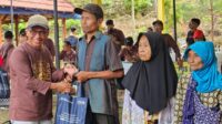 Penyerahan Sembako kepada warga Desa Sidoharjo kurang mampu. (foto : istimewa)