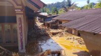 Banjir Sumatera dan Aceh melanda perkampungan. (foto : istimewa)