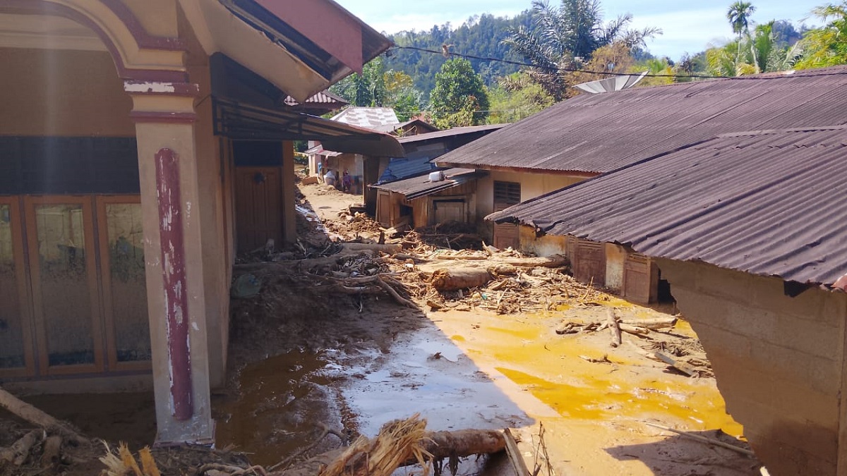 Banjir Sumatera dan Aceh melanda perkampungan. (foto : istimewa)